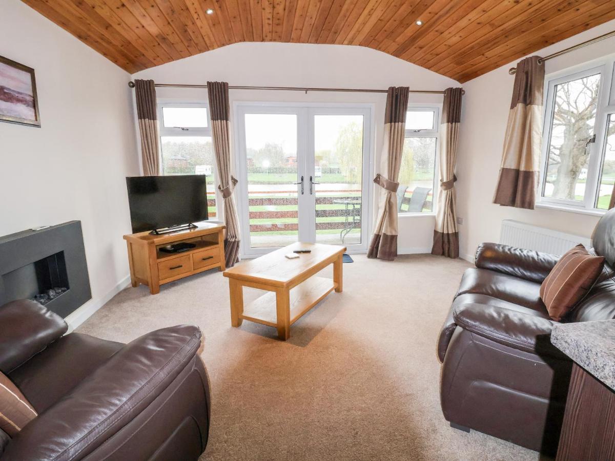 Oak Lodge Hadnall Екстериор снимка